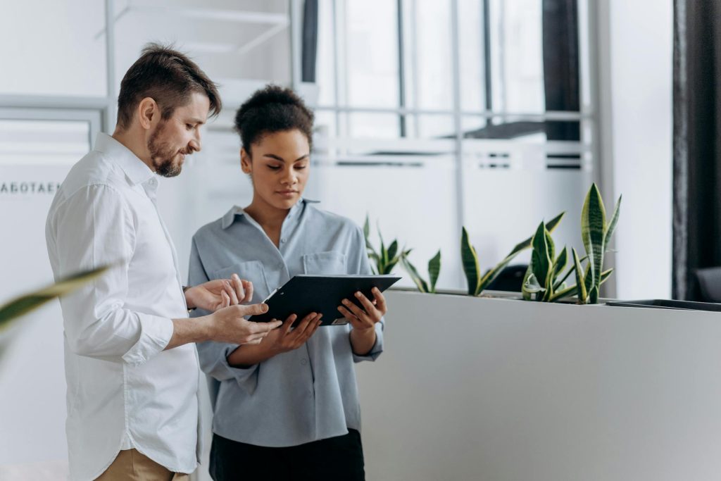 Navigating the Romanian Job Market: How Companies like Bosch, Accenture, and Amazon are Shaping Careers in 2023 - Melhores oportunidades de emprego na Romênia