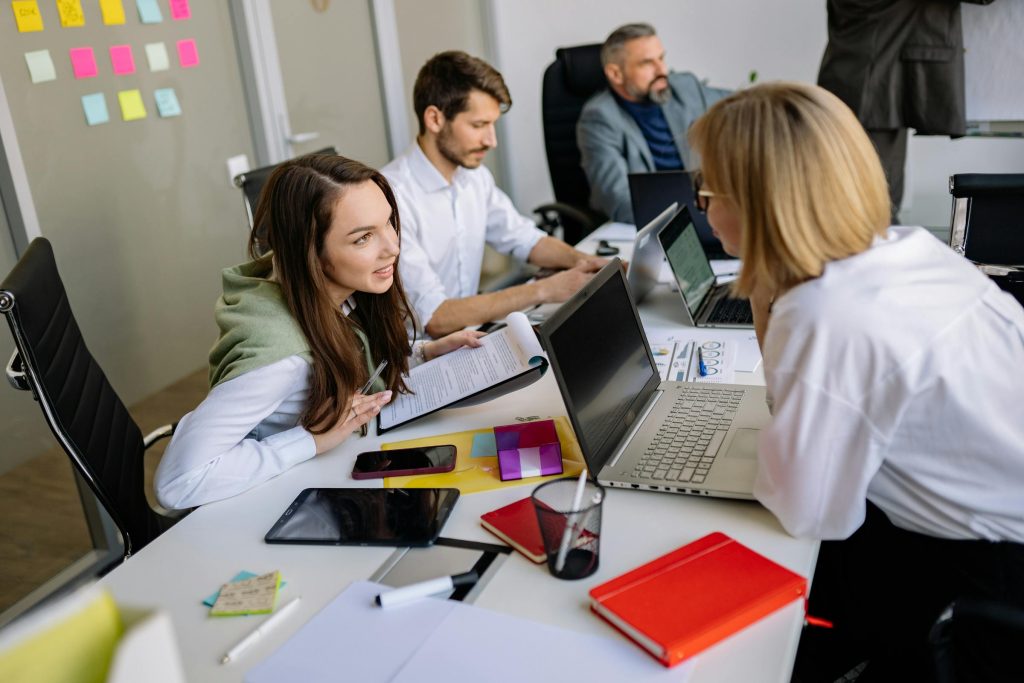 Navigating the French Job Market: Insights from Industry Leaders like LVMH, BNP Paribas, and AXA - Melhores oportunidades de emprego na França