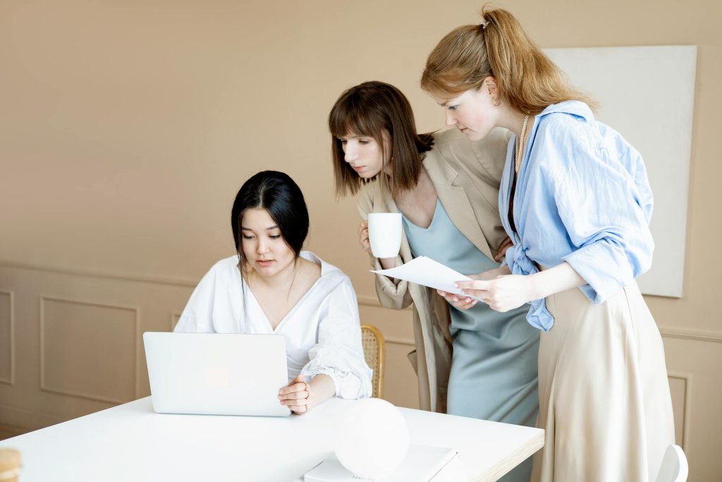 The Future of Work in France: Career Prospects at Michelin, Renault, and Innovative Startups like Capgemini - Melhores oportunidades de emprego na França